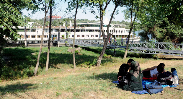 Имућније избеглице бораве - на броду